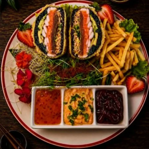 Burger z surowym łososiem z frytkami